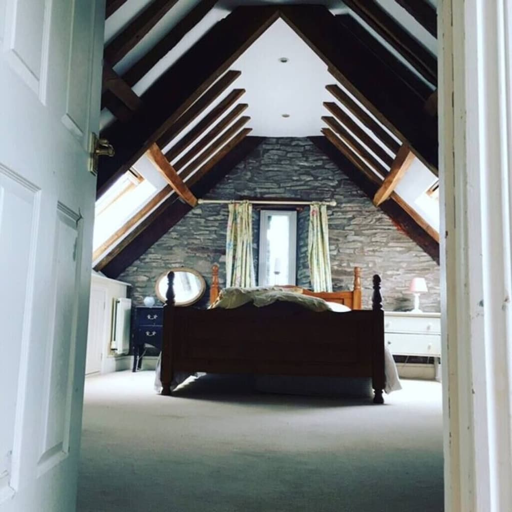 15th Century 6-bed Farmhouse, Sleeps 11, Pets Ok view 5
