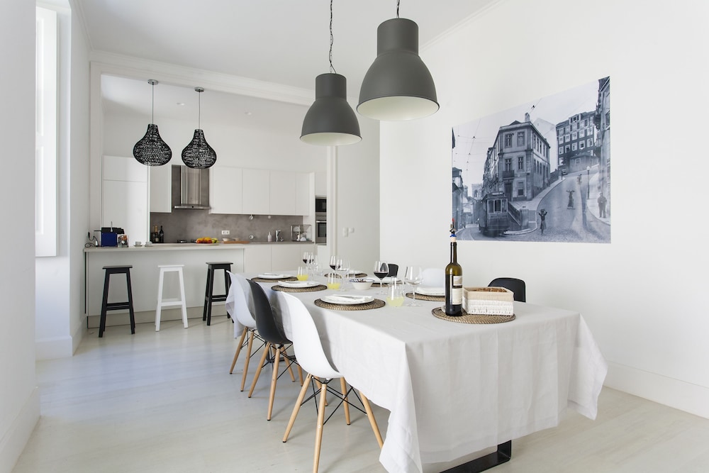 JOIVY Exclusive 4BR home w/3 workspaces&garden in Baixa view 2