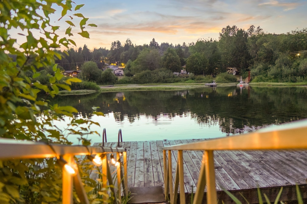 Riverside by Cowichan Lake Cottages