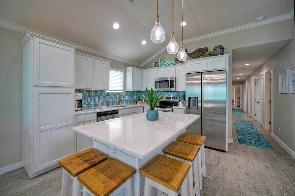 Sleeps 16 2 Homes, Priv Pool, Ping-pong 1block to Alister St. Shops & Dining