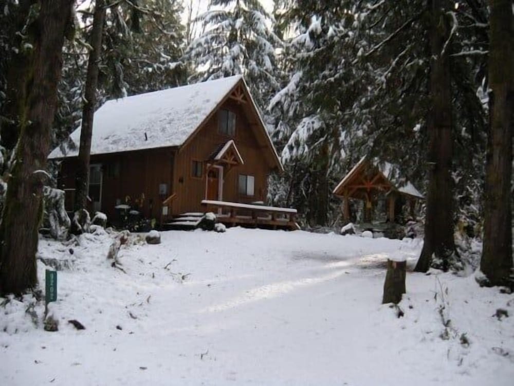 67mf- Hot Tub - Pets Ok - Bbq - Sleeps 5 3 Bedroom Home by RedAwning