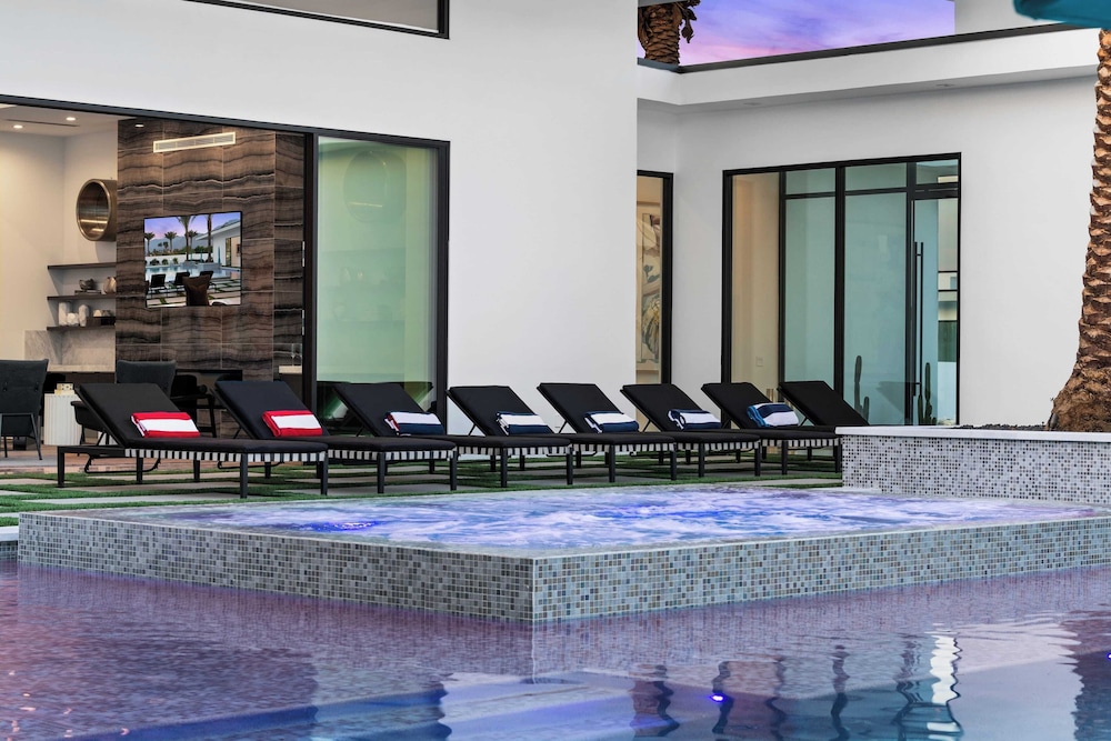 Sleeps 26 Pool, Hot Tub, Pickleball & Putting Green Bravo Villa #12 by Avantstay