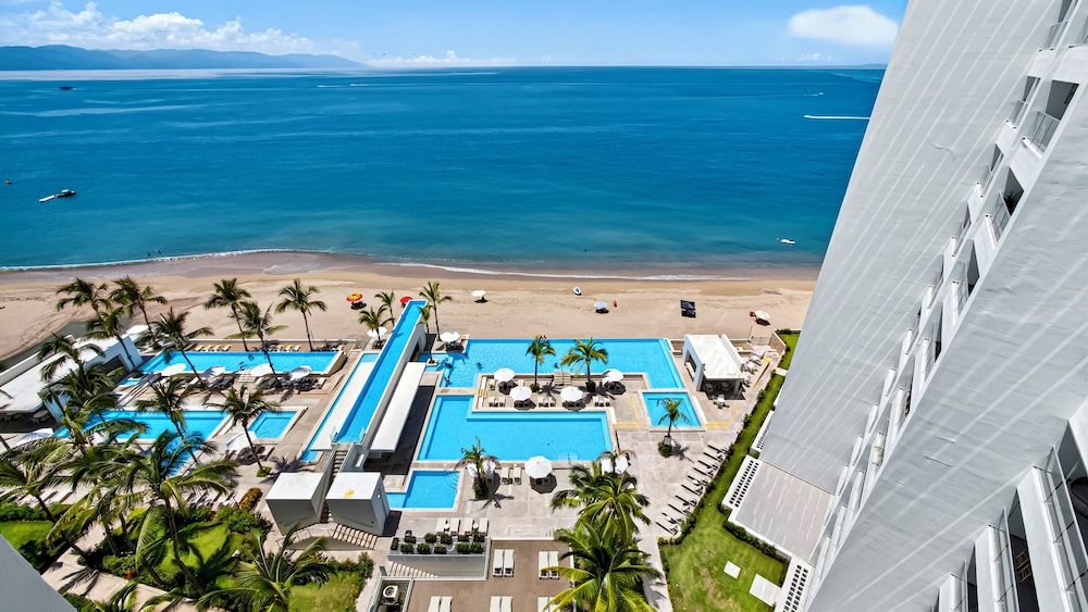 Beachfront 2BR - Pools & Balcony Views