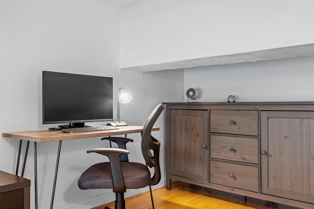 Barrow by Rove Travel 1BR Loft w Shared Roof