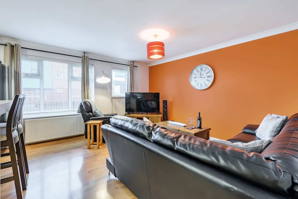 Central Exeter Gem Stylish 2 bed Free Parking view 2