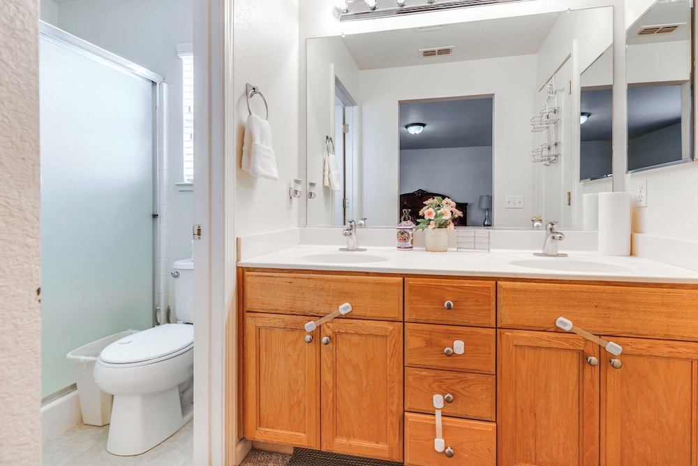 Spacious Turlock Home ~ 1 Mi to University!