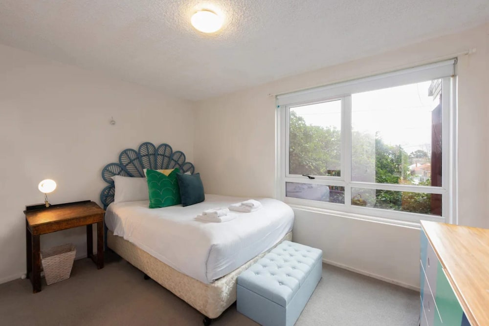 Well-appointed Sunny 2 Bedroom Apartment in Northcote With Parking
