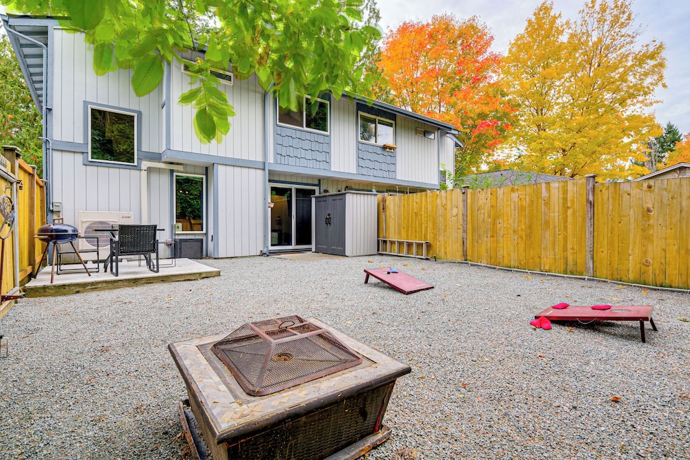 Walk to Lake Stevens: Duplex w/ Fire Pit!