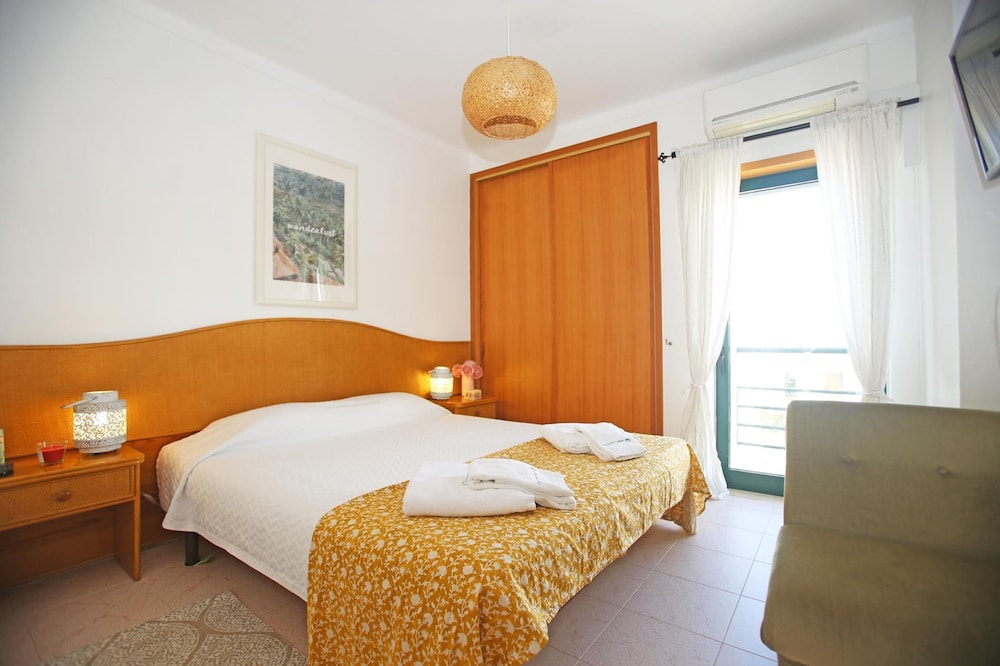 B16 - Sandy Pine Beachfront Flat in Lagos