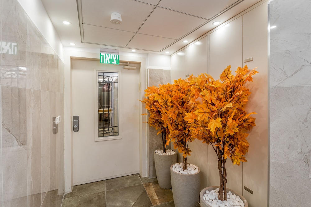 Modern 1 BDR with balcony view 3