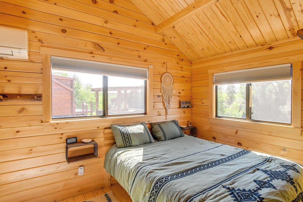 Fall River Cabin Retreat: On-site Fly Fishing!