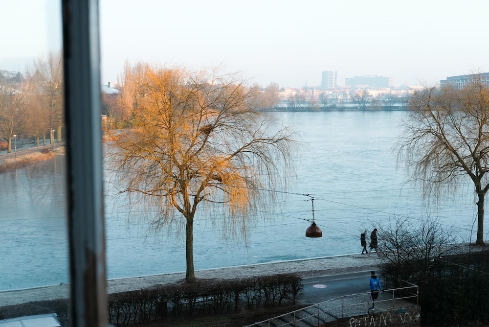 Fantastic 3-bed With French Balcony and Lake-views view 3