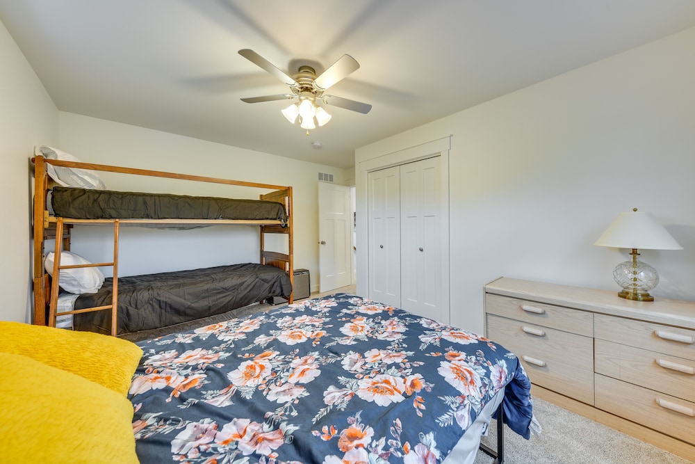 Burlington Vacations - Lakefront Burlington Vacation Rental: Dock Beach - Property Image 28