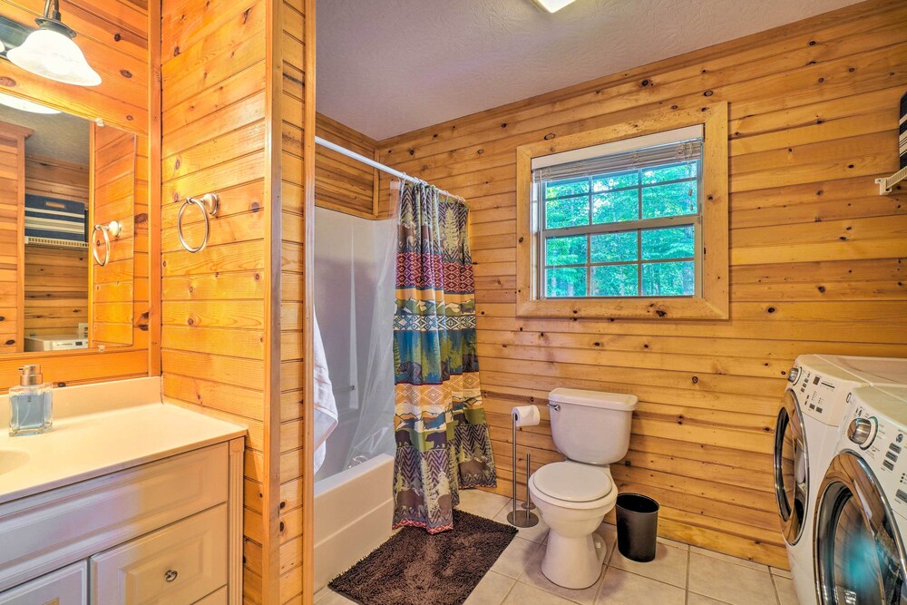 Charming Cabin < 3 Mi to Dale Hollow Lake! view 4