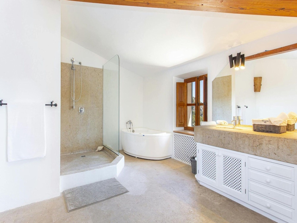 Stunning Farmhouse With Private Pool