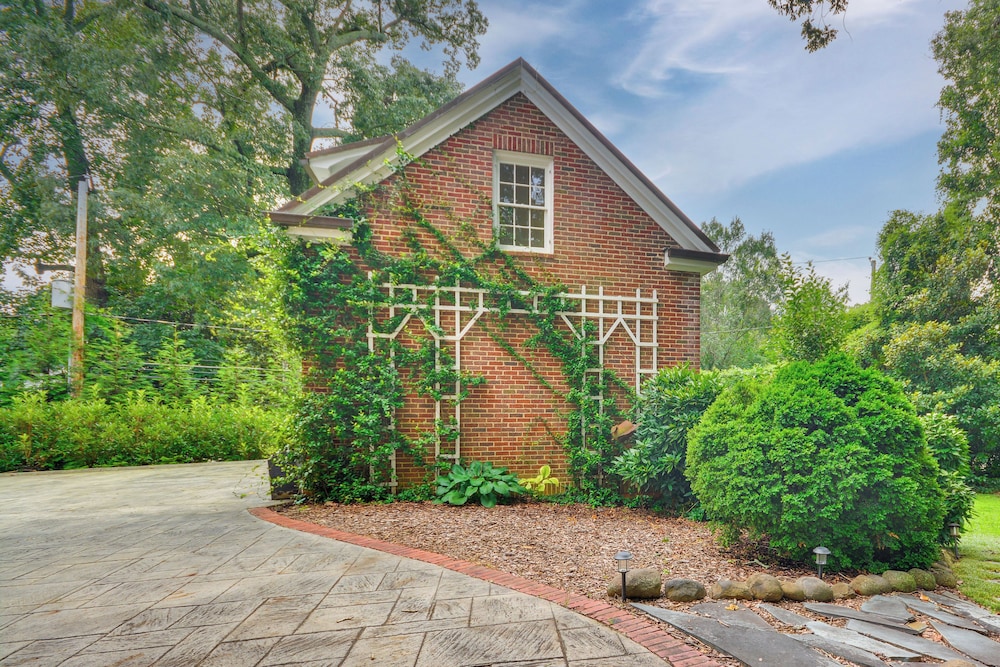 Walk to Main St: Historic High Point Carriage Home