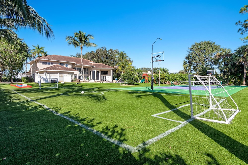 Luxurious 6-Bedroom Villa with Pool & Games