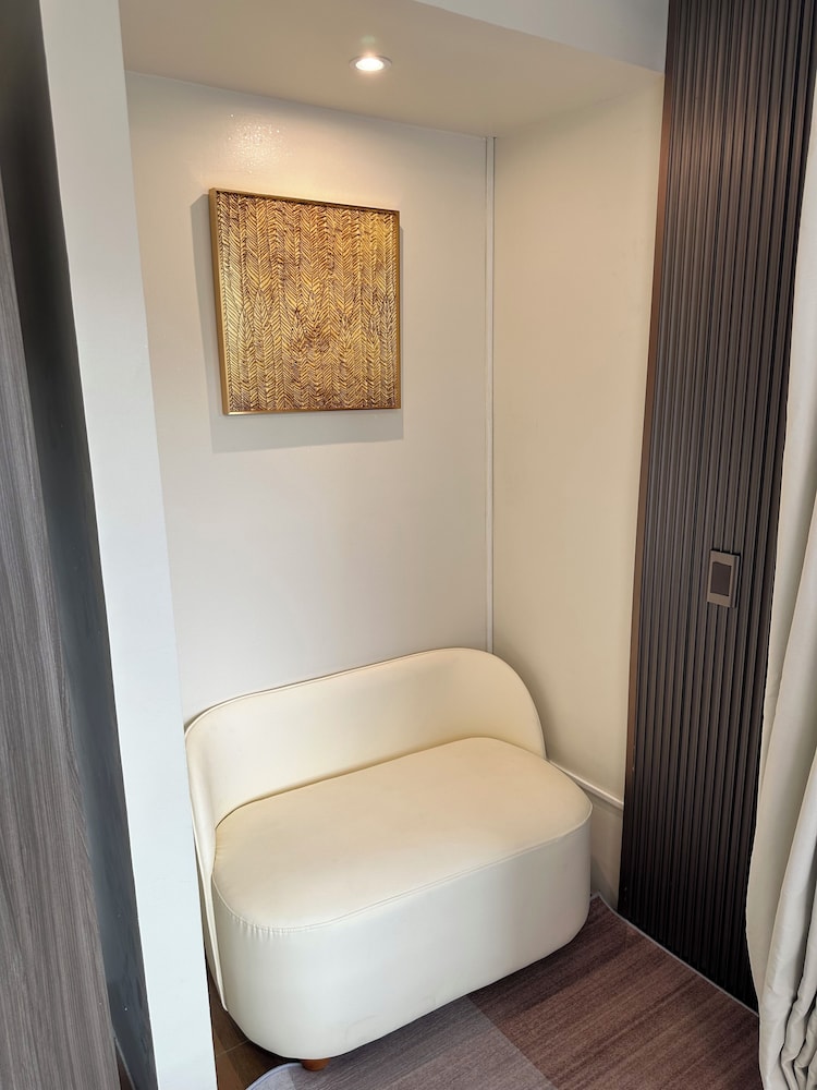 Luxury Penthouse & High-Floor Hotel near City of Dreams, Airport, Okada, and Solaire Casino