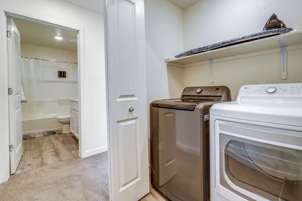 Reno Vacations - Modern Reno Vacation Home: Easy Access to Nature - Property Image 9