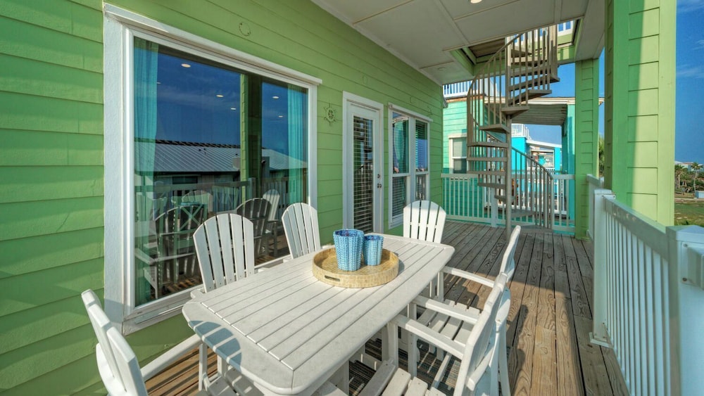 Walk to the Beach Ocean Views, Balcony Dining & Open Living Beachview 54 by Avantstay