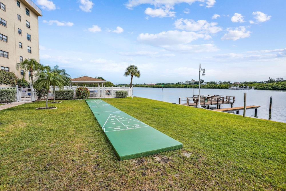 Bayshore Yacht & Tennis 806