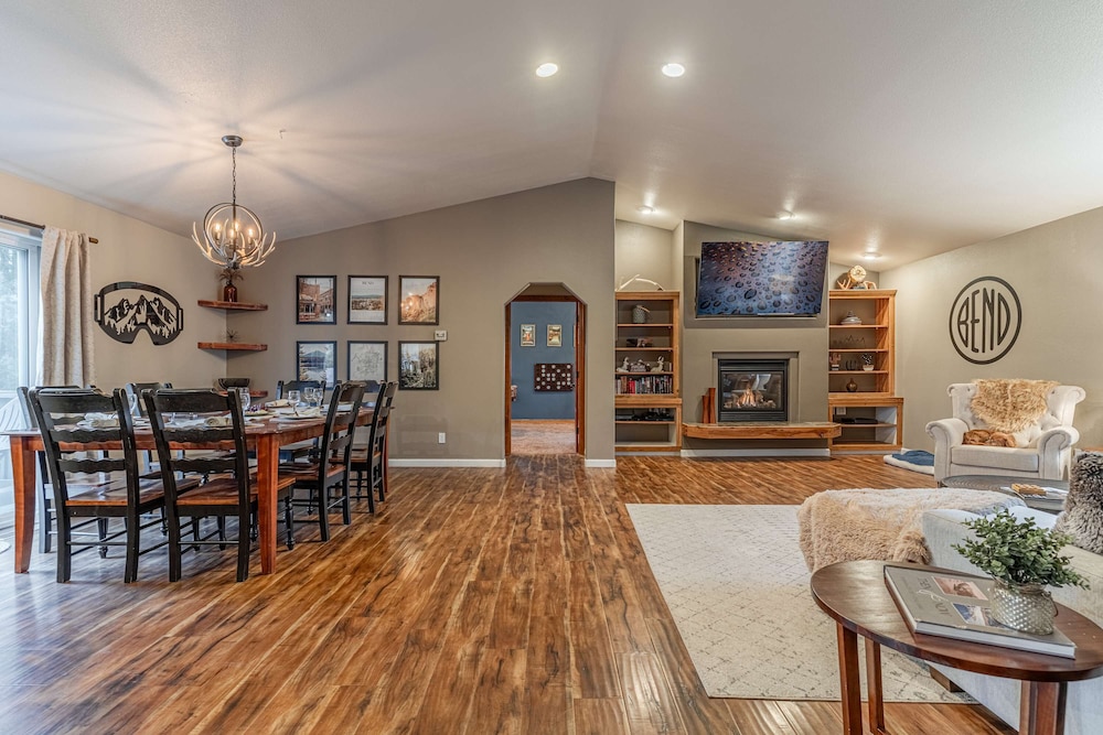 Hot Tub Pool Table Deck With Pilot Butte Views