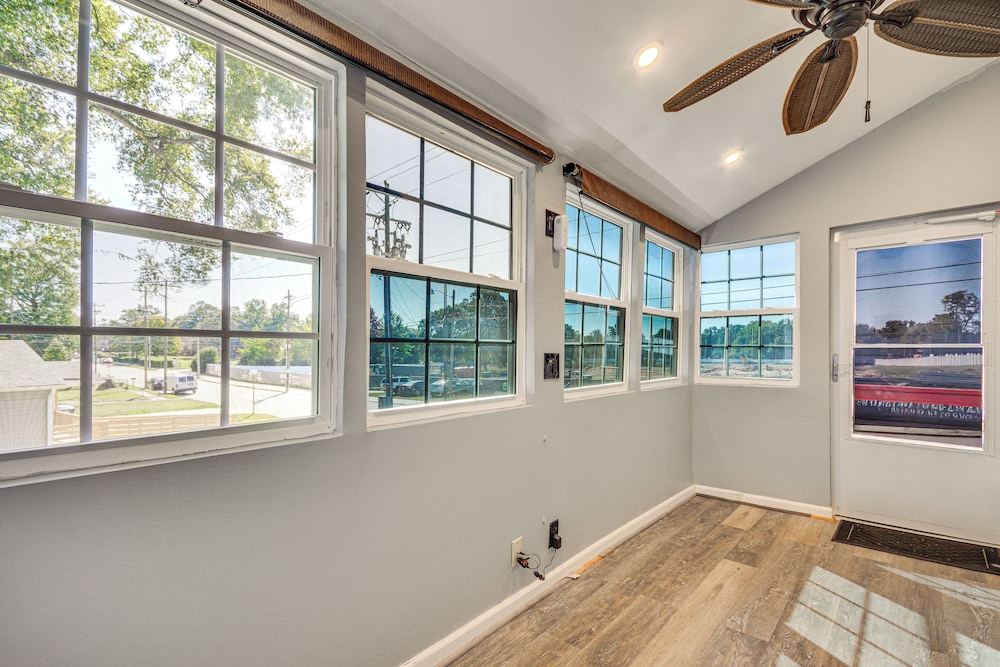 2 Mi to Dtwn Greensboro: Pet-friendly Retreat!