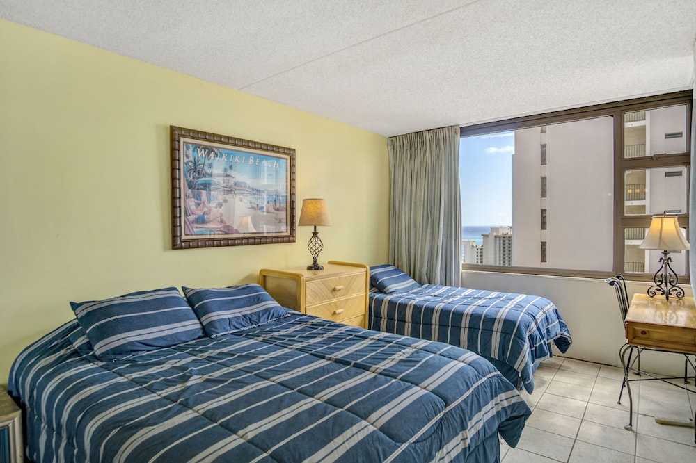 Waikiki Banyan - Ocean View Tower 2 Suite 2904 view 2