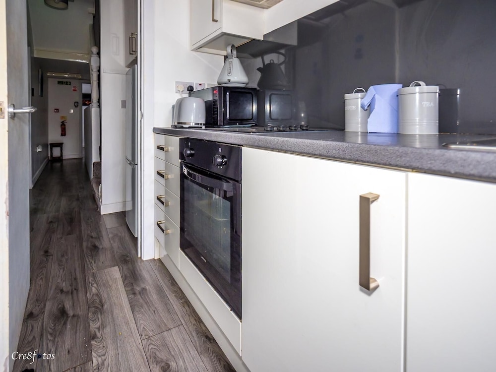 Ensuite4 Woodhouse private bath 2kitchen