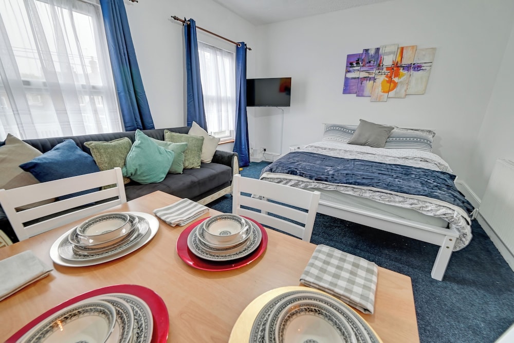 Sleeps 4 - Near Tottenham Stadium w Free Parking