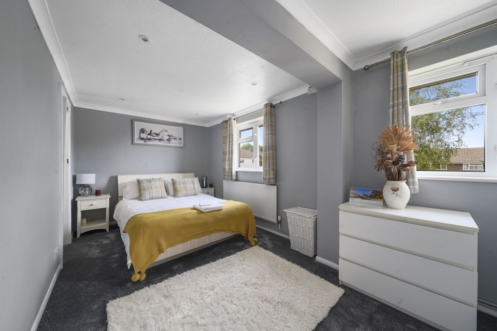 House - Sleeps 8 & On-site Parking view 4