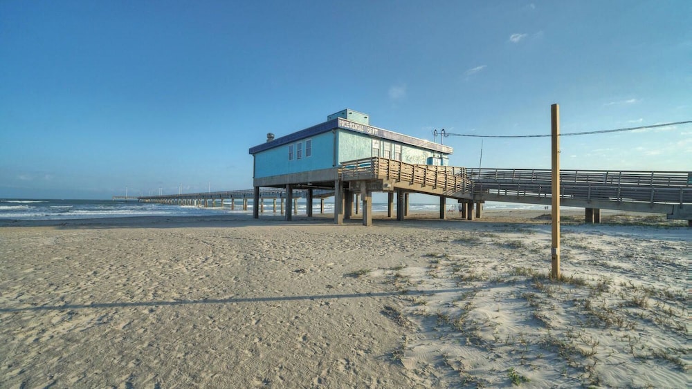 Walk to the Beach Ocean Views, Balcony Dining & Open Living Beachview 54 by Avantstay