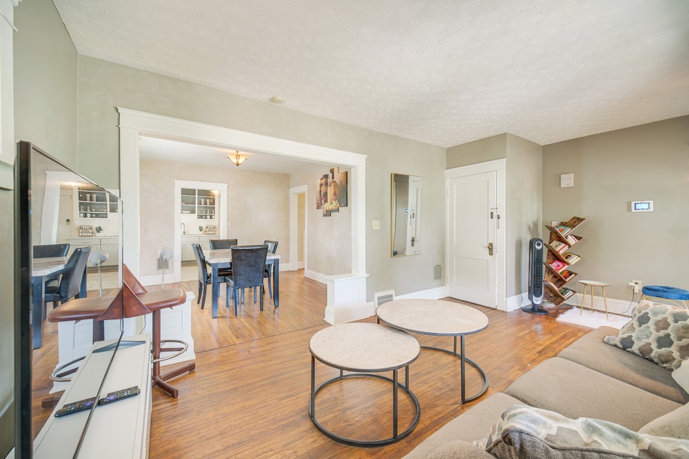 2 Mi to Zoo: Charming Apt w/ Balcony in Cleveland
