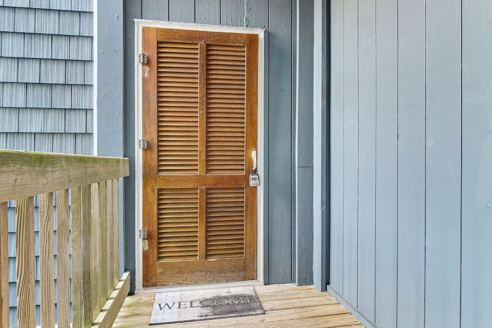Walk to Ocean: North Topsail Beach Gem w/ Balcony!
