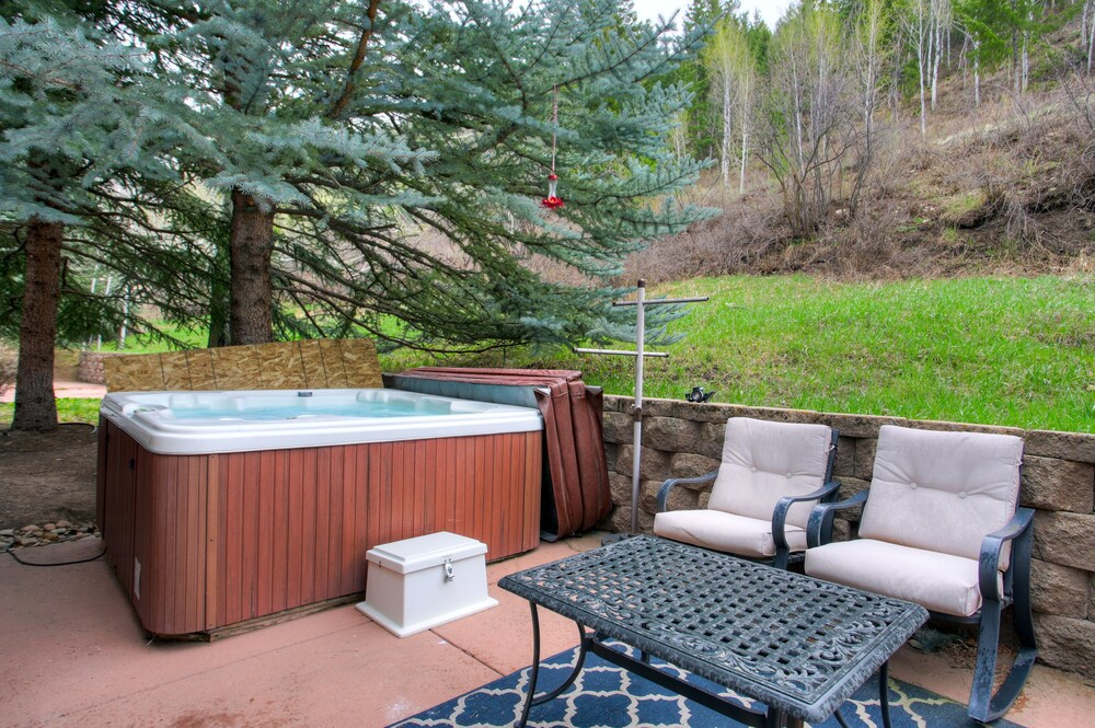 Exquisite, Private Mountain Home Retreat 4 Bedroom Home by RedAwning - Property Image 19