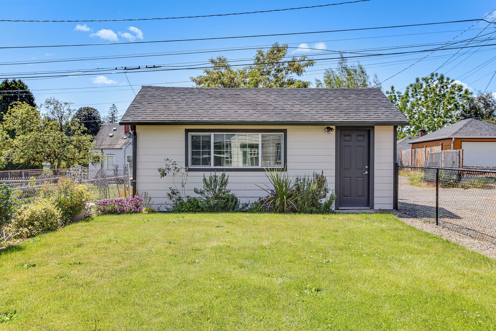 2 Mi to Dtwn Tacoma: Charming Home w/ Deck & Yard!