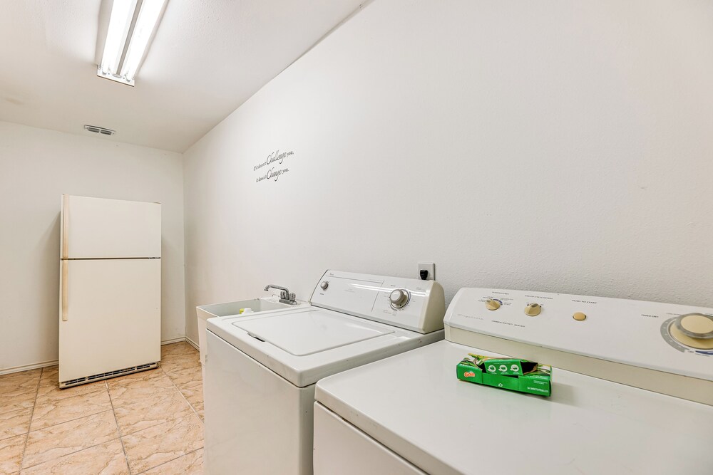 Convenient, Spacious & Peaceful: Home in Edinburg!