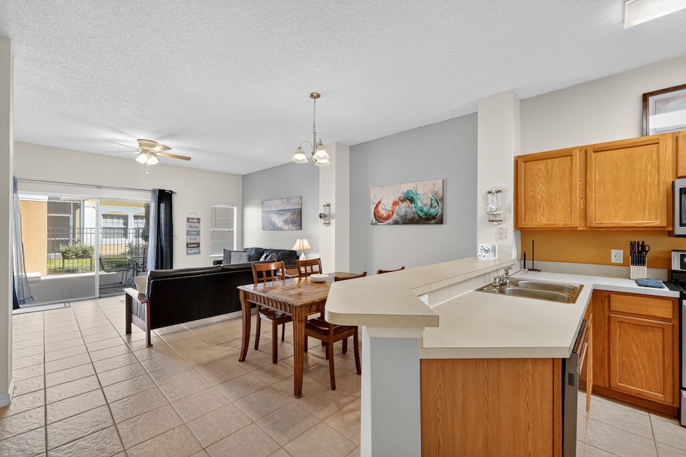 Modern Kissimmee Townhouse Near Disney 3 Bedroom Townhouse