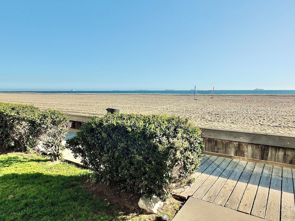 Beach Paradise Stunning 3-story in Long Beach!