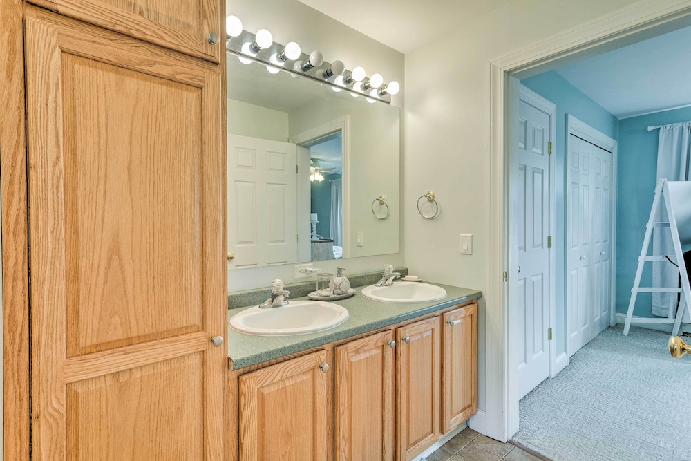 South Kingstown Vacation Rental: 2 Mi to Beach!