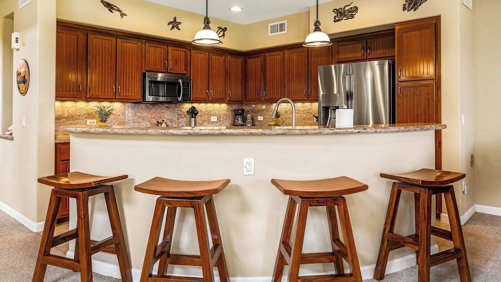 Spacious Ground Floor End Unit - Walk to Beach & Shopping - Vrkcv