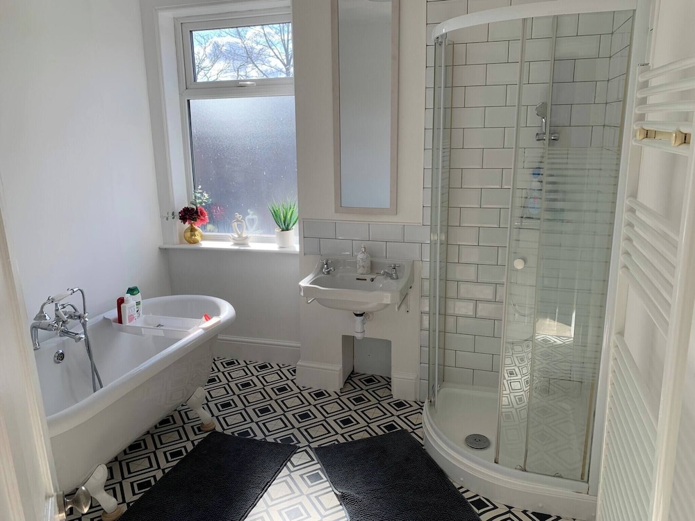 Stylish Home Near Shopping - Book Summer Stays Now