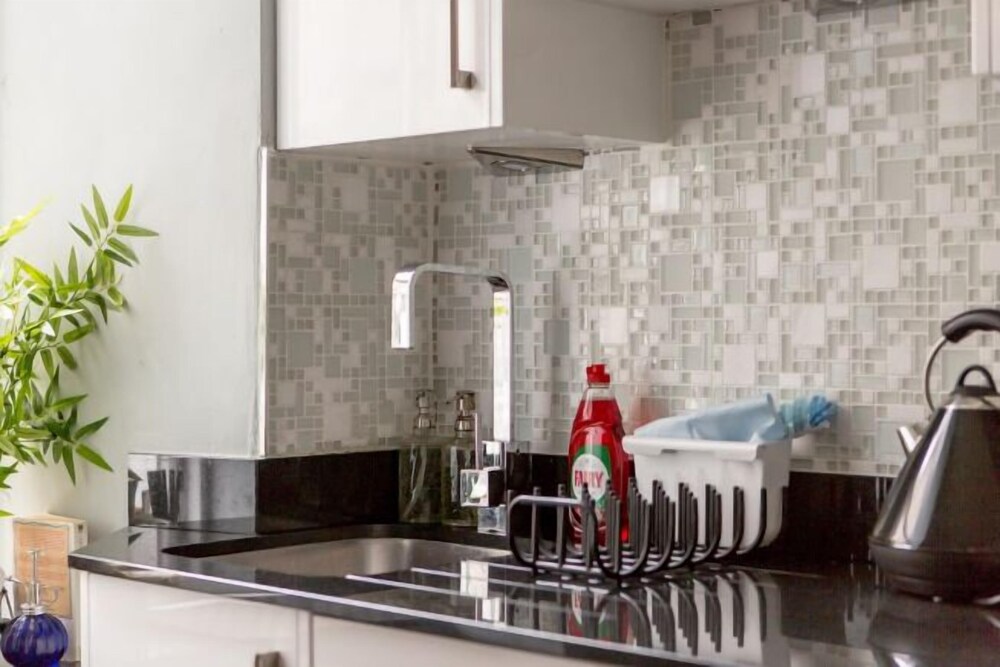 JOIVY Converted Flat in Historic Building in Desirable New Town view 5