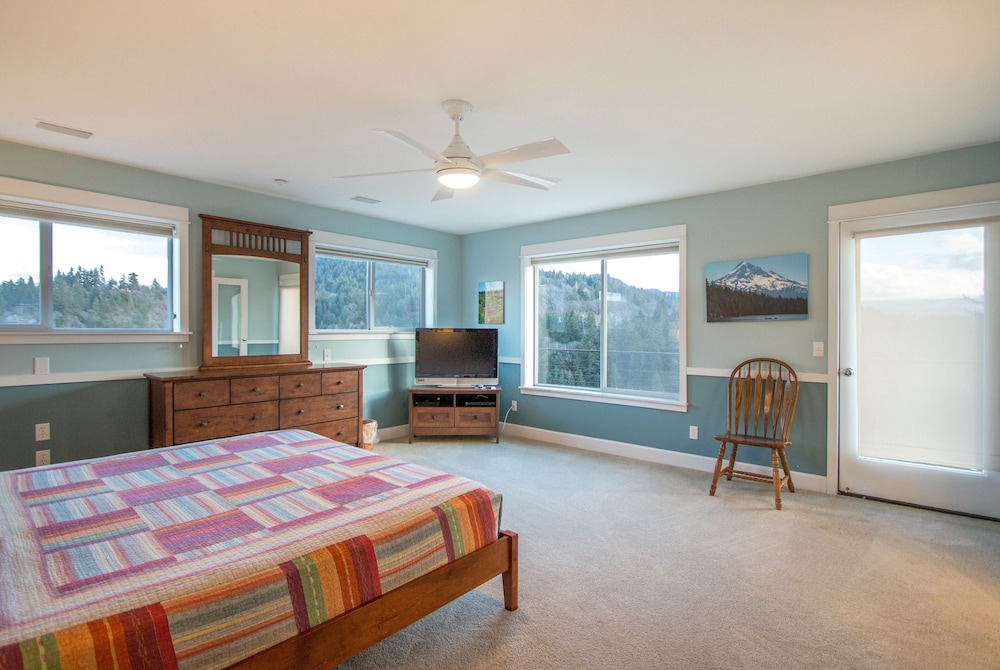 Hazel House 4 Bedroom Home by RedAwning view 2
