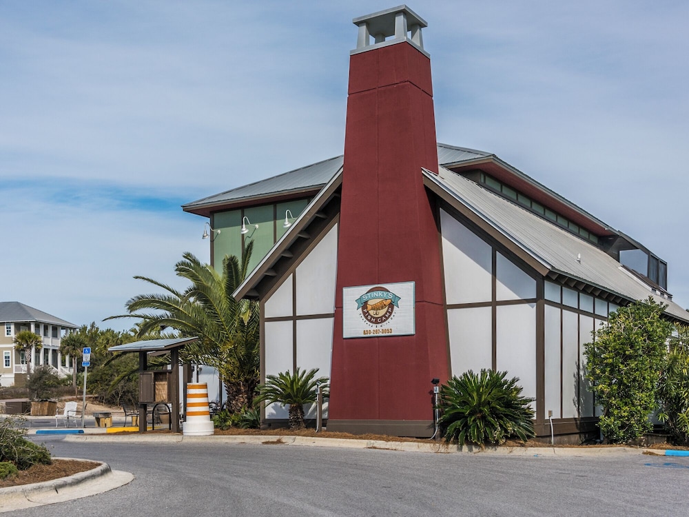 Your Ideal Beach Getaway With Private Pool, Game Room and Close to Beach!