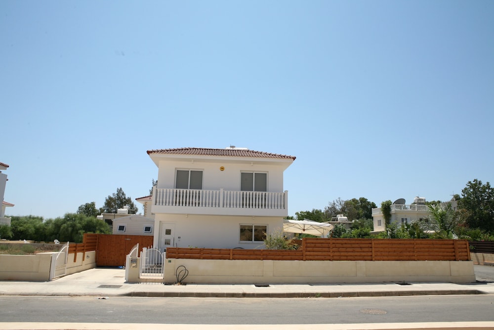 Villa Sleeps 8 With Private Pool