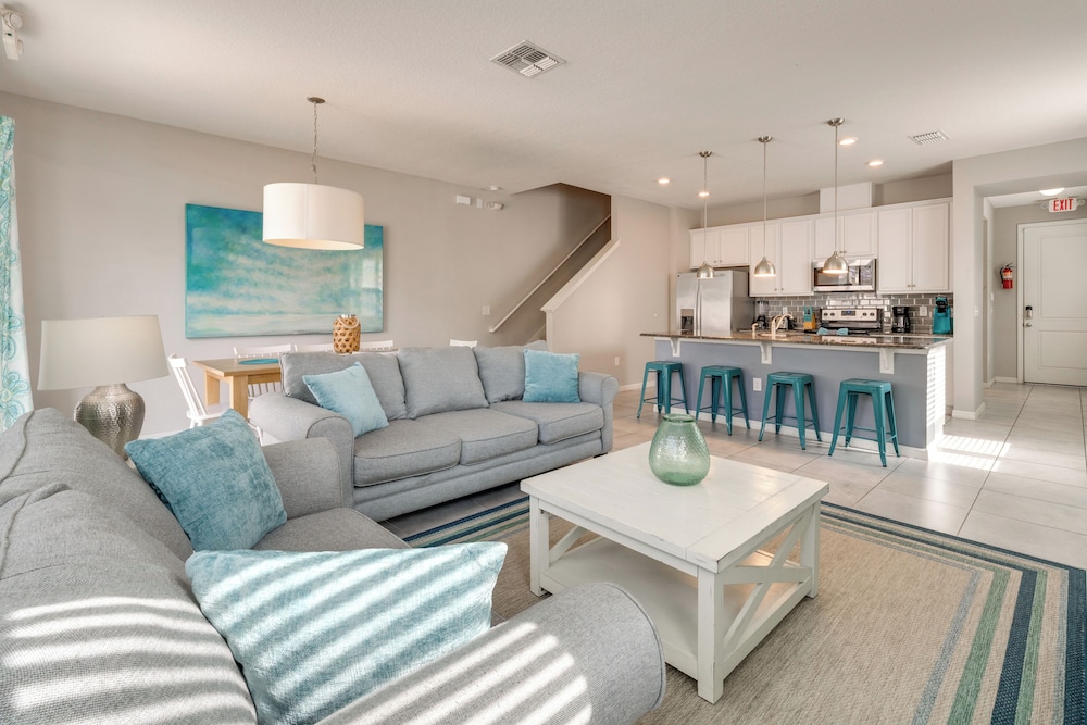 4 Mi to Wdw: Sleek Townhome w/ Community Pool!