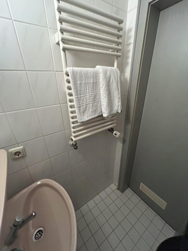 2-Rent Group Hostel Rooms AUB162