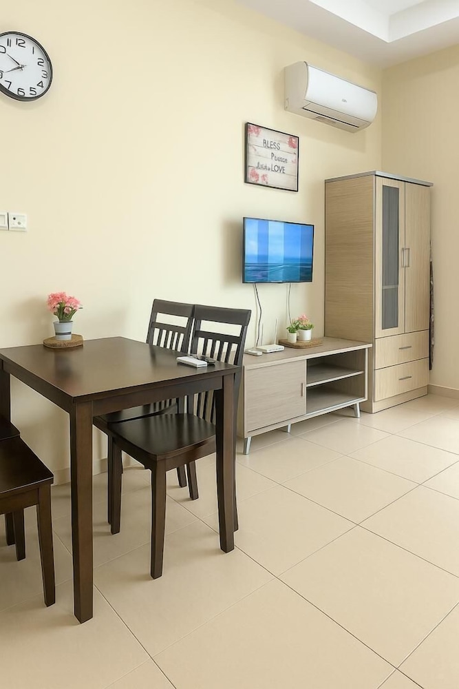 4PAX Studio NetfliX Free WIFI