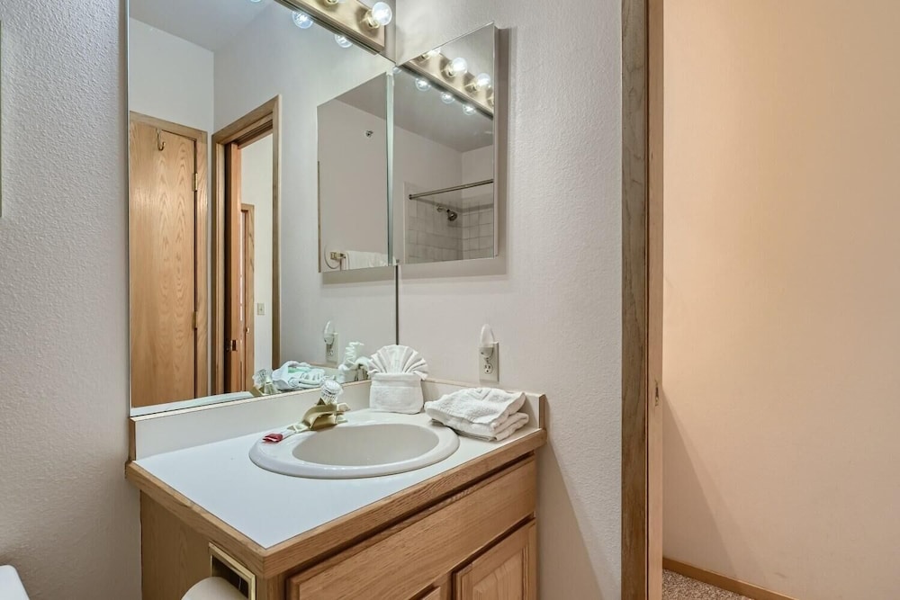 Lake Forest 201f 2 Bedroom Condo by RedAwning
